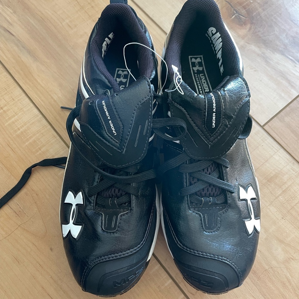 Under Armour Black Baseball Cleats
Size 7 Sample shoes Like New